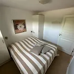 Hyggeligt Taet Pa Vandet I Bro