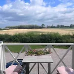 Hyggeligt Taet Pa Vandet I Bro 빌라