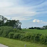 Hyggeligt Taet Pa Vandet I Bro *