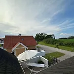 빌라 Hyggeligt Taet Pa Vandet I Bro *
