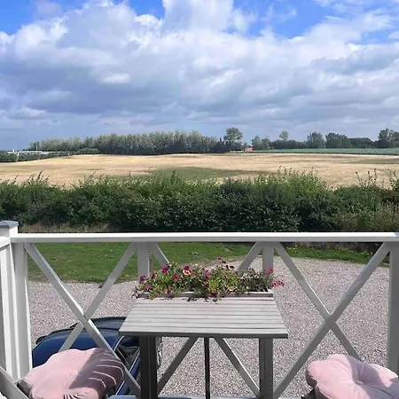 Hyggeligt Taet Pa Vandet I Bro Villa